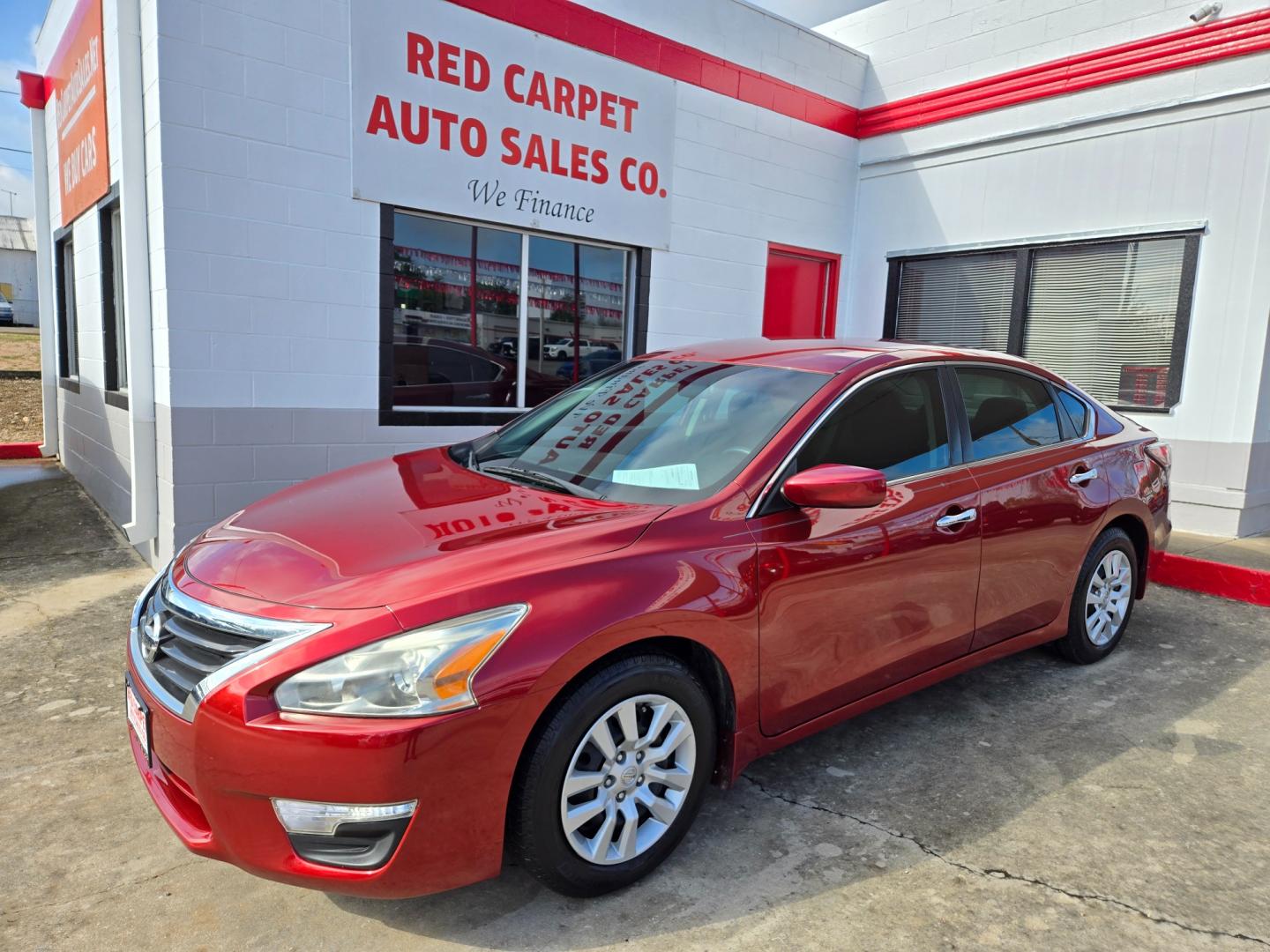 2015 Red Nissan Altima 2.5 S (1N4AL3AP9FC) with an 2.5L L4 DOHC 16V engine, Continuously Variable Transmission transmission, located at 503 West Court, Seguin, TX, 78155, (830) 379-3373, 29.568621, -97.969803 - Photo#0